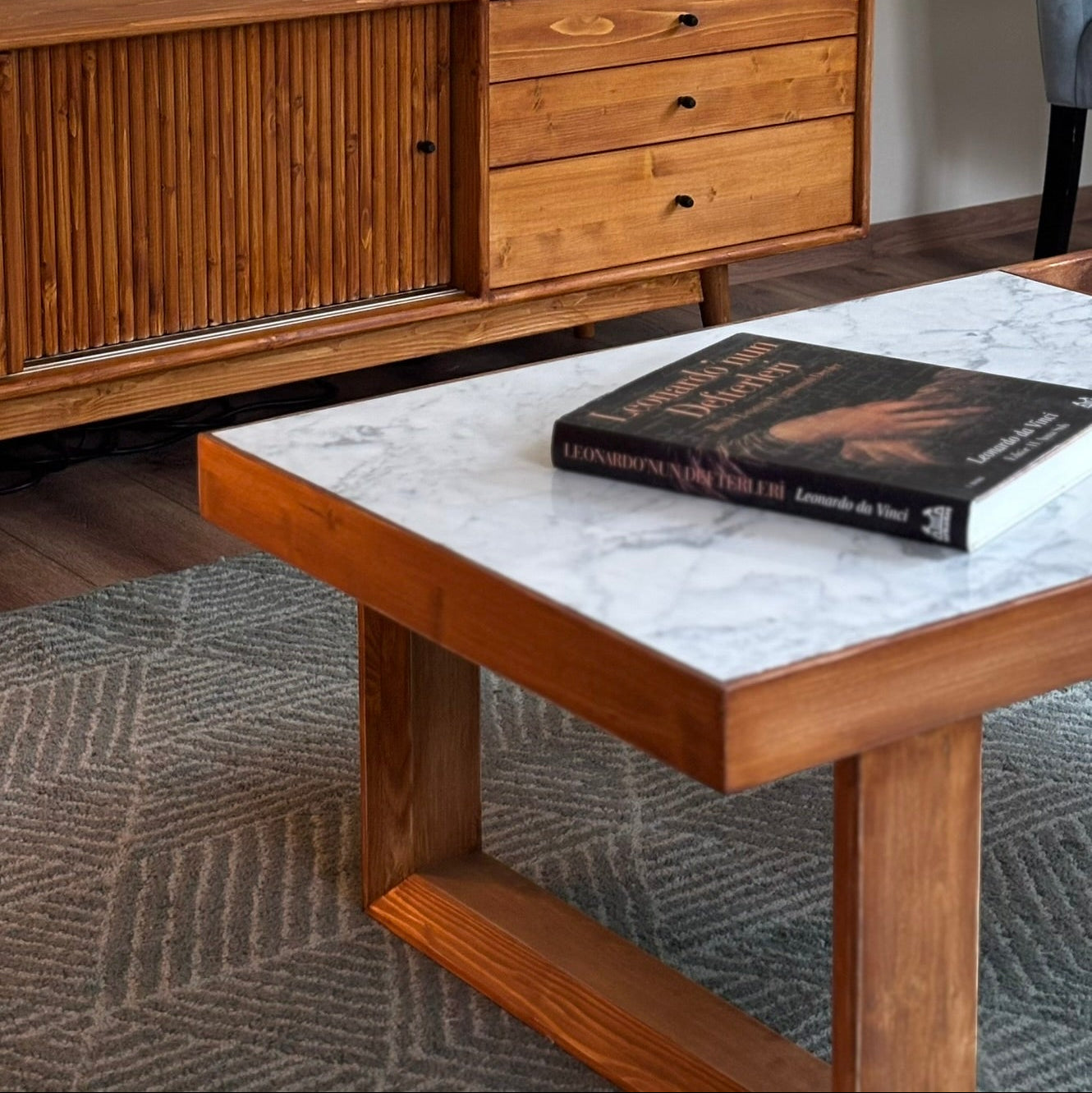 Şazimet Masif Ahşap Tik Orta Sehpa - Carrara White Mermerli