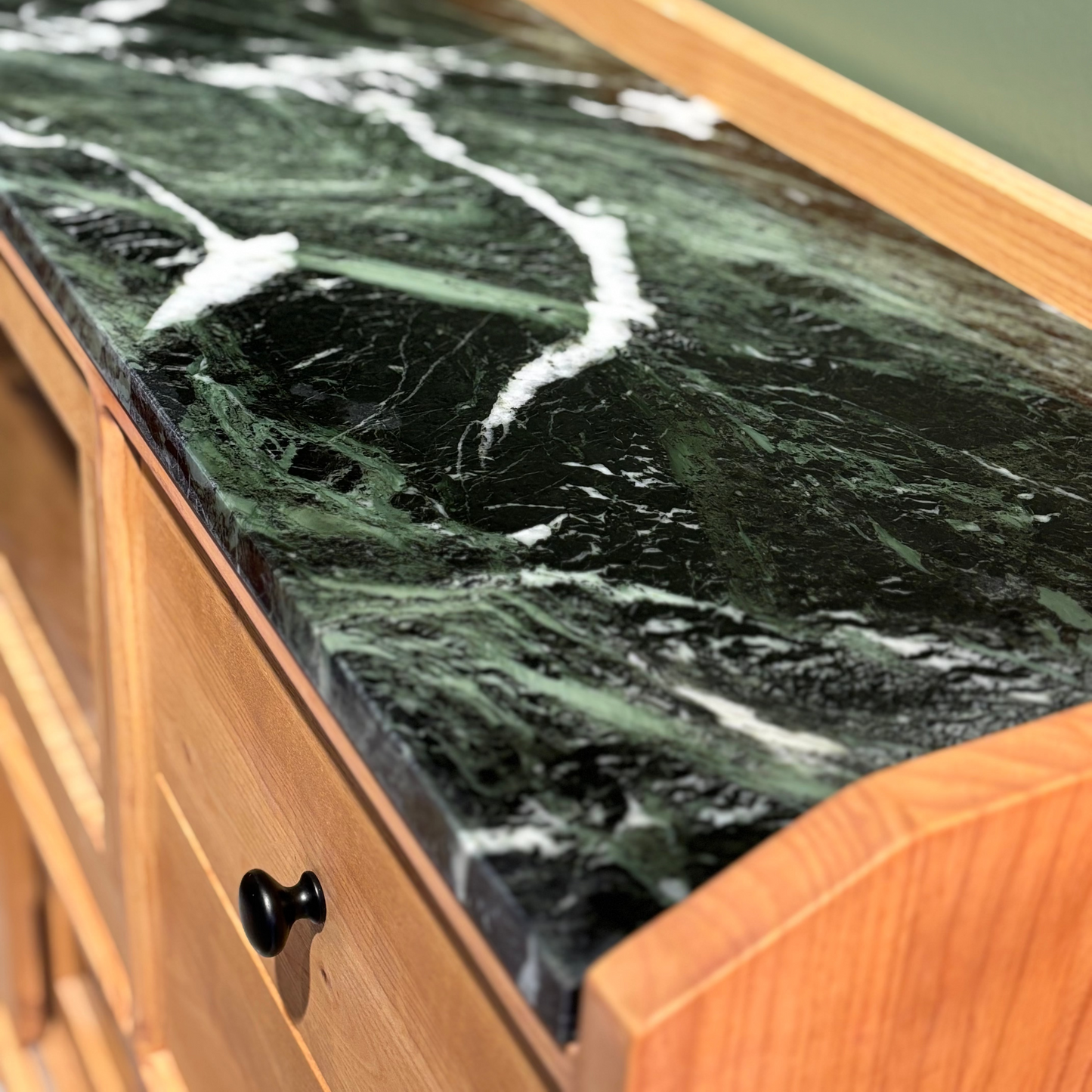 Gayfa Masif Ahşap Bourbon Kahve Dolabı