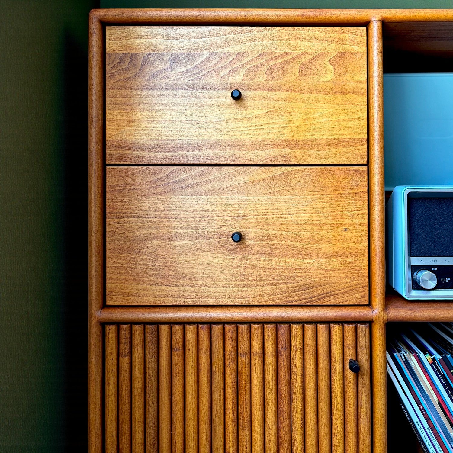 Mazhar Masif Ahşap Cinnamon Brown Plak Dolabı