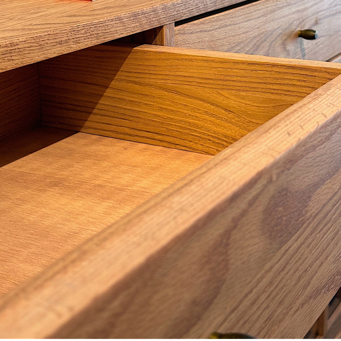 Süreyya Masif Ahşap Camlı Borubon Konsol