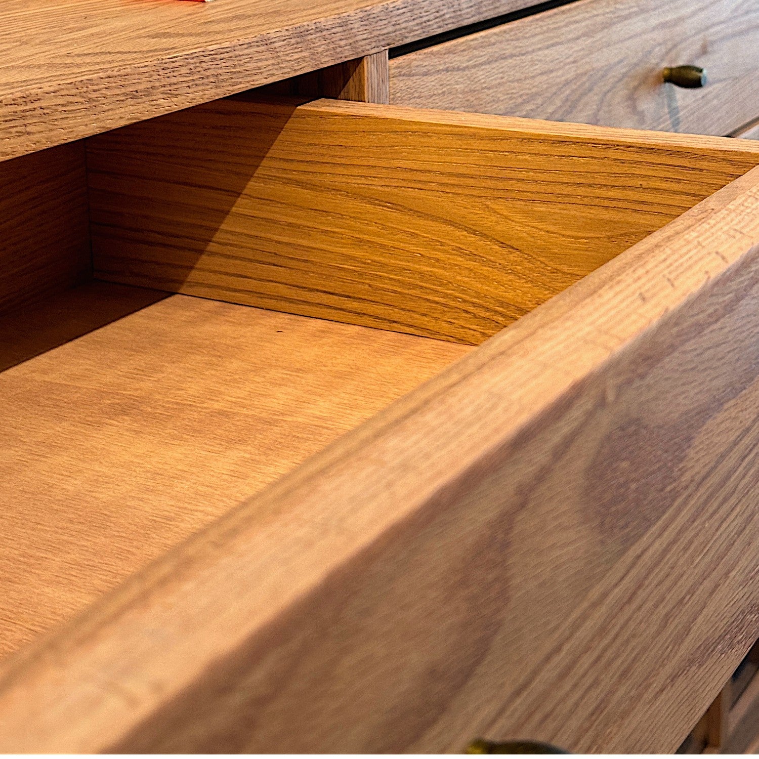 Süreyya Masif Ahşap Camlı Borubon Konsol